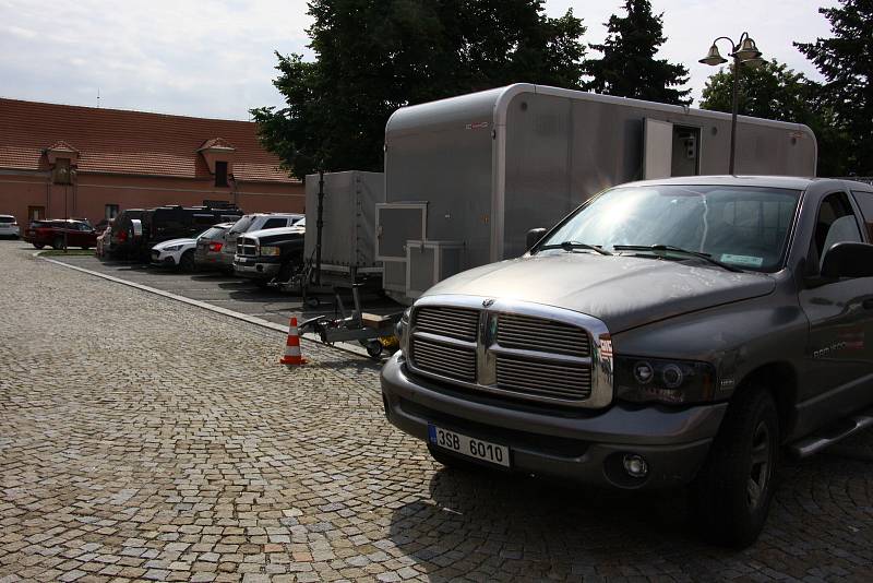 Vozový park filmařů ve vlachovobřezském pivovaru.