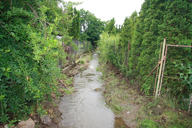 Tři domy, ve kterých počítají majitelé škody,  vytopené sklepy, podmáčené trávníky a nepořádek. To všechno za sebou nechala voda, která protekla obcí Chlumany na Prachaticku v sobotu 22. června.