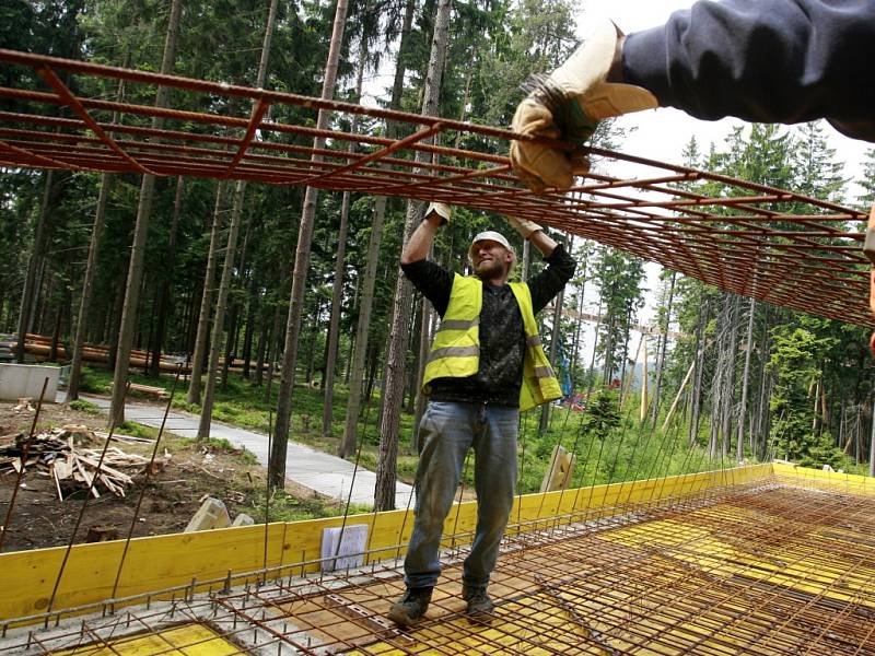 Stavba stezky korunami stromů na vrcholu jihočeského Kramolína. 