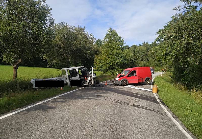 U husinecké přehrady se srazily dvě dodávky.