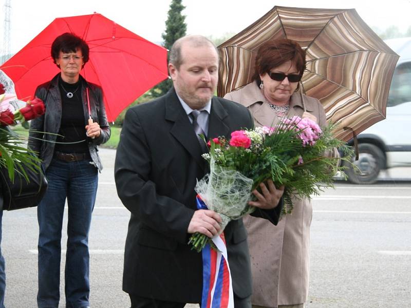 Květiny k pomníku položil jako první starosta Vitějovic Zdeněk Študlar, doprovázela ho místostarostka Ivana Kubičková.