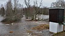 Rozvodněná Vltava u Soumarského Mostu a Černého Křiže.