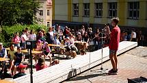 Tradiční zakončení školní roku připravila Základní škola ve Vodňanské ulici hravým odpolednem na školní zahradě. A bylo tam veselo.