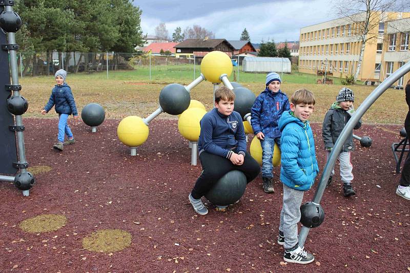 Děti ze zájmového útvaru Parkour z volarského DDM si poprvé zasoutěžily na novém hřišti ve Volarech.