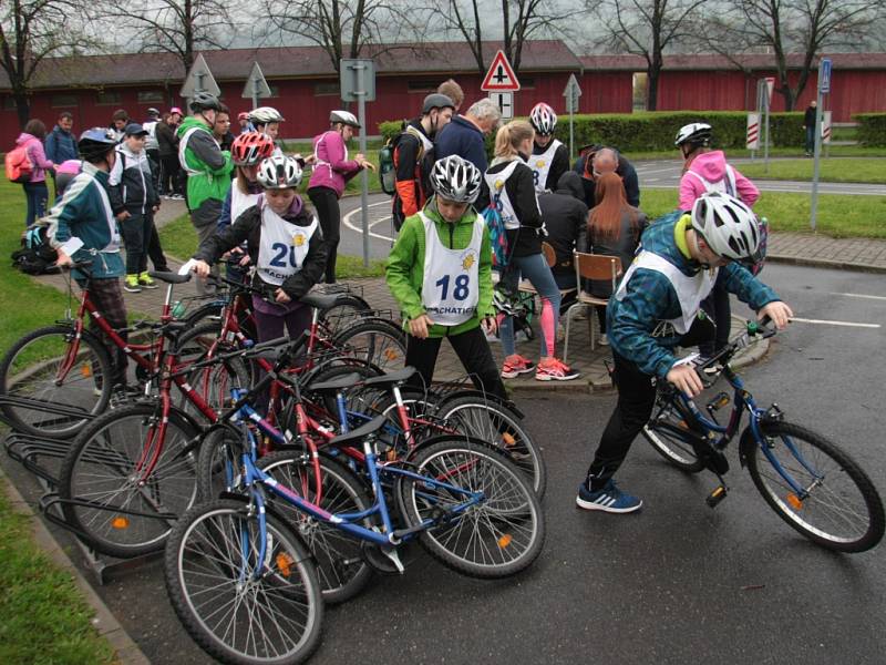 V Prachaticích se ve čtvrtek 5. května uskutečnilo okresní kolo soutěže mladých cyklistů. Ti museli zvládnout nejen jízdu na dopravním hřišti, ale také jízdu zručnosti, testy a zdravovědu.