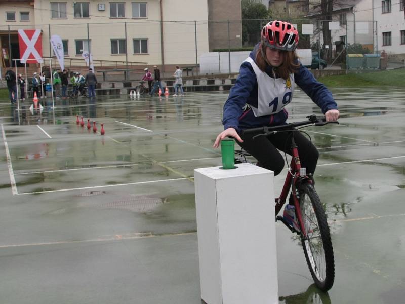 V Prachaticích se ve čtvrtek 5. května uskutečnilo okresní kolo soutěže mladých cyklistů. Ti museli zvládnout nejen jízdu na dopravním hřišti, ale také jízdu zručnosti, testy a zdravovědu.