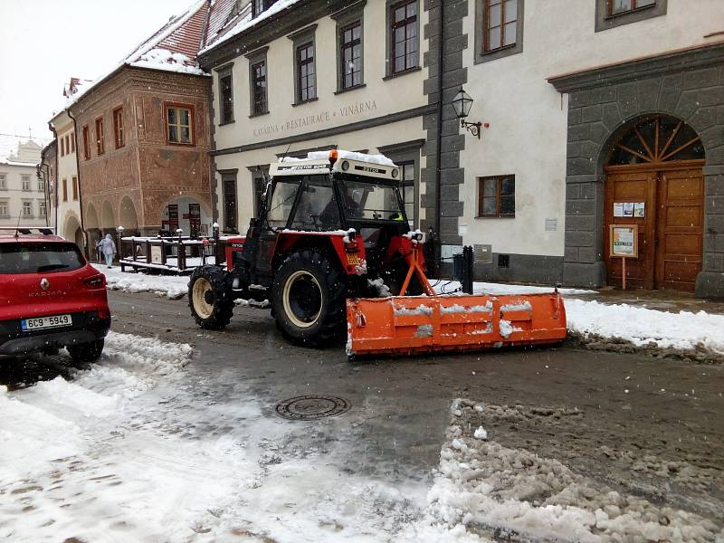 Husté noční a ranní sněžení způsobilo na Prachaticku místa kalamitní stav. Těžký sníh lámal větvě i stromy. Následné výpadky proudu působily problémy v obchodech i na úřadech.