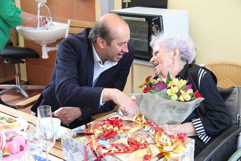 K úctyhodnému životnímu jubileu přišel Marii Záhrebové gratulovat do Domova seniorů Mistra Křišťana starosta Prachatic Martin Malý.
