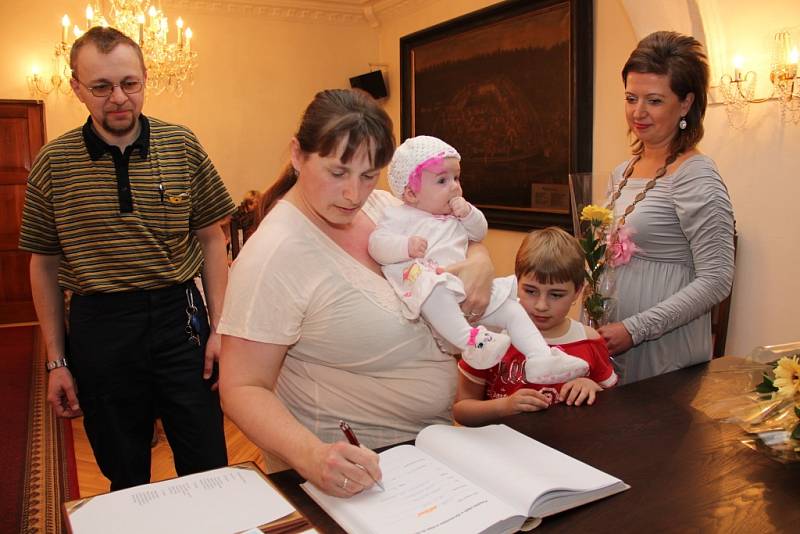 Poprvé v letošním roce přivítali ve čtvrtek v obřadní síni v Prachaticích nové občánky města. 