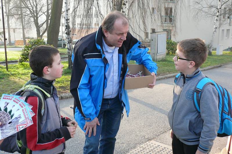 U Základní školy ve Vodňanské ulici v Prachaticích se děti dozvěděly, jak správně přecházet přes přechod. 