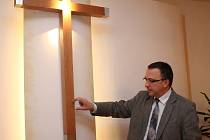 Pro uložení ostatků Jana Pavla II. byl vybrán kříž v kapli hospice.