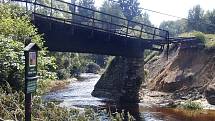 Po povodních v srpnu 2002 zůstal zničený nejen mostek pro osobní vozidla a pěší, ale především železniční most a trať.