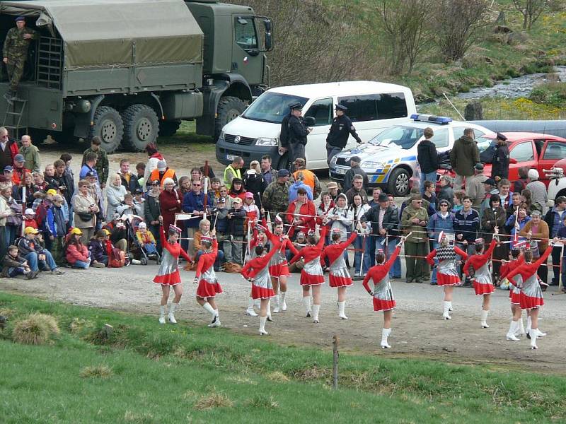 Sobotní odpolední program na Kvilně zahájily mažoretky z Vimperka.