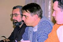 CO BUDE DÁL? Jediný, kdo chtěl volit nového starostu byl Pavel Štětina (vlevo). Na snímku jakoby společně s Romanem Rosem (uprostřed) přemýšleli, kdo nakonec usedne v čele obce.