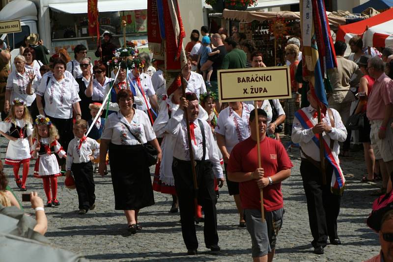 Slavnosti Zlaté stezky v Prachaticích otevřel v sobotu opět historický průvod na jehož závěru primas Vrchotínský vrátil vládu nad městem do rukou starosty Martina Malého.