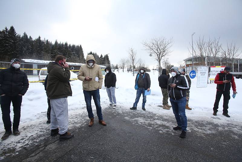 Pendleři na hraničním přechodu ve Strážném na Prachaticku v sobotu 13. února.