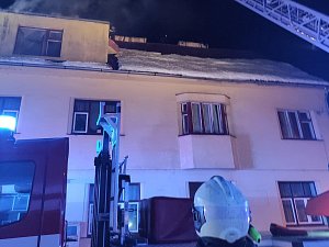 Požár bytového domu v Husinci v části Výrov.