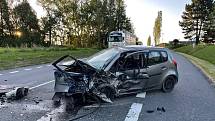 Před úterní šestou hodinou ranní se na silnici 145 z Prachatic na Vimperk, u odbočky na Buk, čelně střetla dvě osobní auta. Dopravní nehodu nepřežil mladý muž.