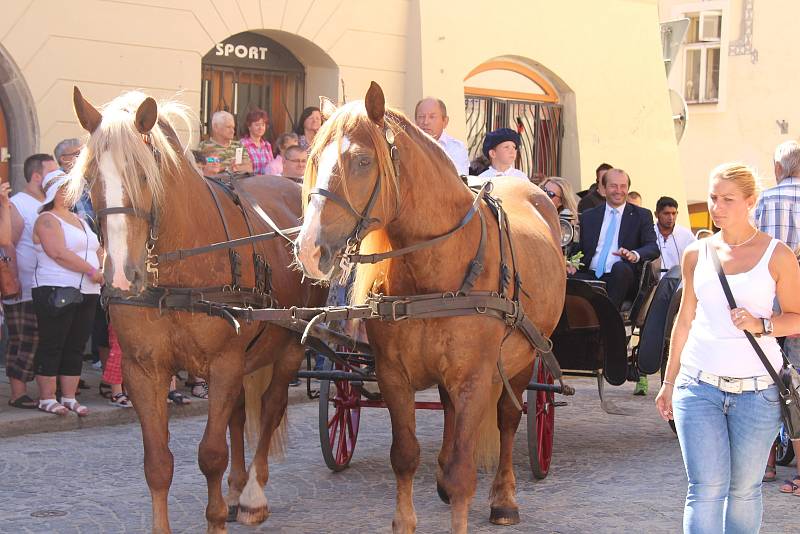 Kočár tažený koňmi přivezl na Velké náměstí Leonu Machálkovou. V průvodu se představili všichni účinkující.