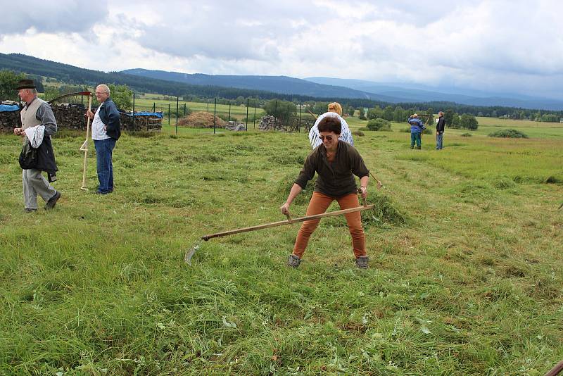 Volarský sekáč se stal již tradicí. Déšť soutěžení trochu komplikoval.