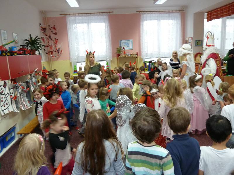 Mikulášskou nadílku si užívaly děti se svými učitelkami v MŠ Zahradní v Prachaticích.