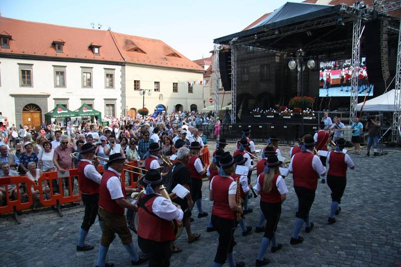 Slavnosti Zlaté stezky v Prachaticích zahájil v pátek v 17 hodin slavnostní průvod a historická ceremonie věnovaná zasedání městské rady nad návrhem nové prachatické kašny.