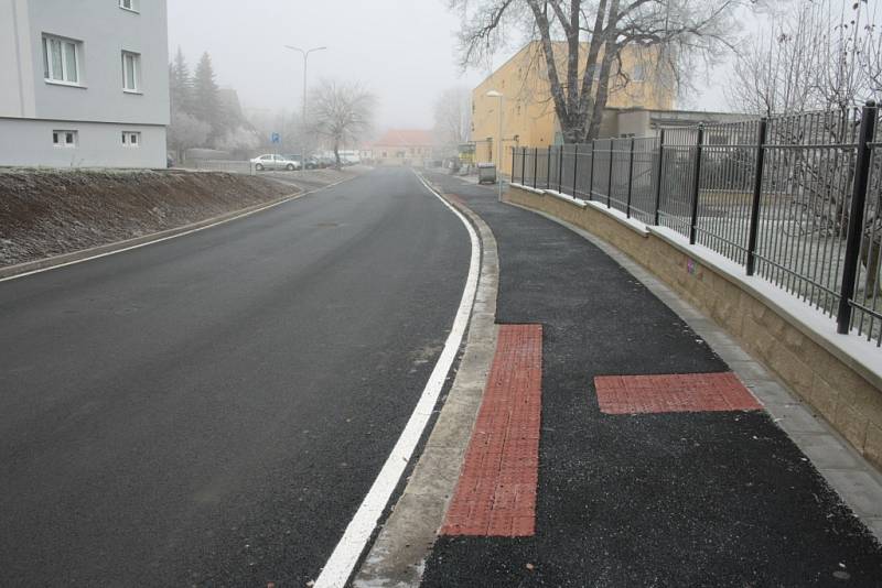 Součástí rekonstrukce ulice U Stadionu byly i nové chodníky, které buď nahradily původní a nevyhovující, nebo i zcela nové. Někde se doplnilo i zábradlí.