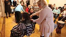 Osmiletá Anička z Volar věnovala přes třicet centimetrů svých vlasů spolku Nové háro na výrobu paruk pro onkologicky nemocné děti.