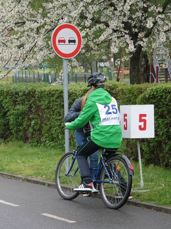 V Prachaticích se ve čtvrtek 5. května uskutečnilo okresní kolo soutěže mladých cyklistů. Ti museli zvládnout nejen jízdu na dopravním hřišti, ale také jízdu zručnosti, testy a zdravovědu.