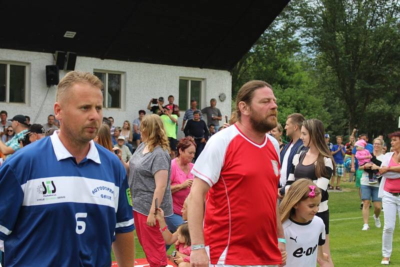 Strunkovická stará garda se rozešla s týmem sportovců a umělců smírně 8:8.