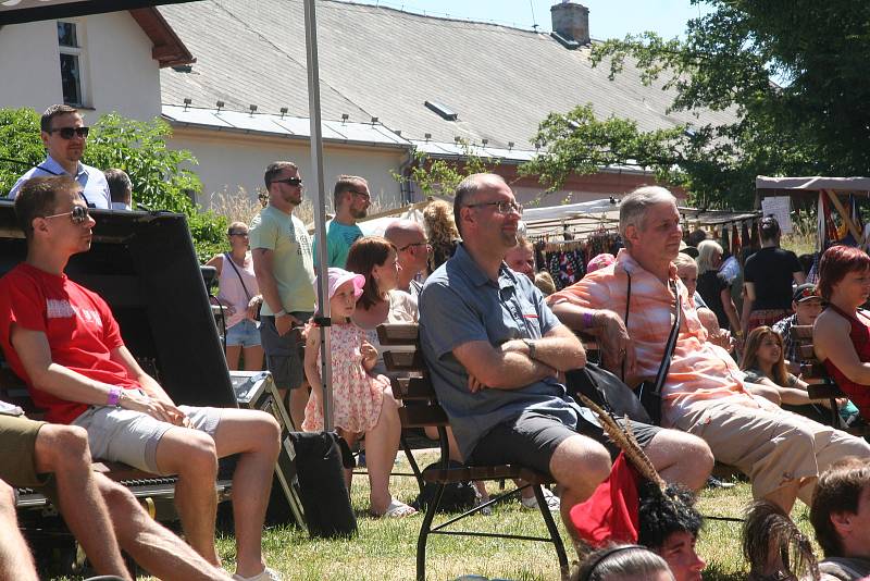 V sobotu dopoledne se malí i velcí návštěvníci prachatického Parkánu bavili při pohádce Divadlo Zelienka ze Zvolenu. Ti využili nejen připravené pódium, ale svůj příběh přenesli i mezi diváky.