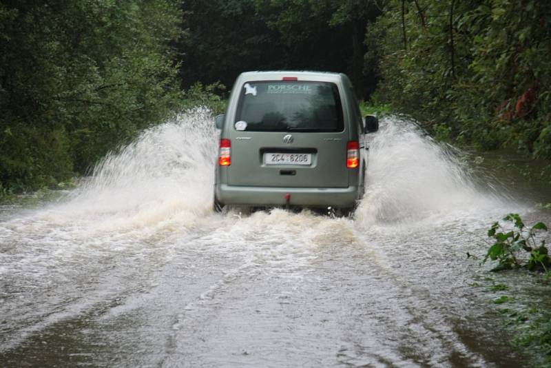 Právě kvůli přelivu vody a následnému zaplavení musela být zcela uzavřena silnice ze Ktiše na Březovík.