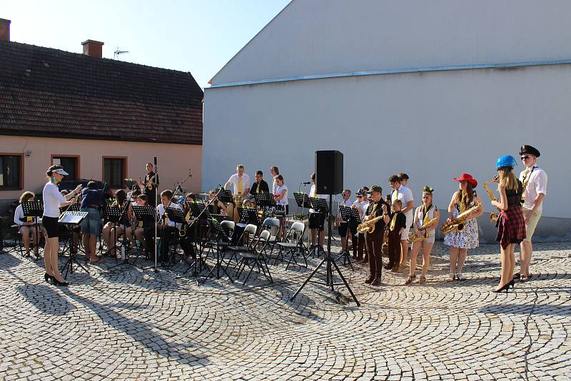 Volarští muzikanti vyhrávali v ulicích, mezi tím otevřeli ZUŠku pro nové studenty, kteří si ji mohli prohlédnout a zapsat se ke studiu hudby.