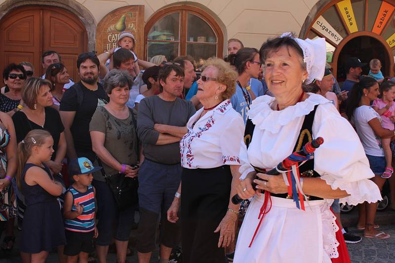 Kočár tažený koňmi přivezl na Velké náměstí Leonu Machálkovou. V průvodu se představili všichni účinkující.