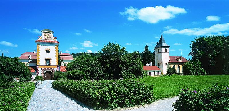 Státní zámek Kratochvíle. Vstupní věž zámku Kratochvíle, vpravo kaple Narození Panny Marie.
