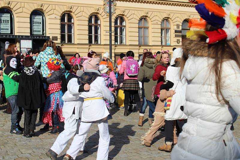 Děti ze ZŠ Zlatá stezka 240 vyrazily do masopustního průvodu Prachaticemi.