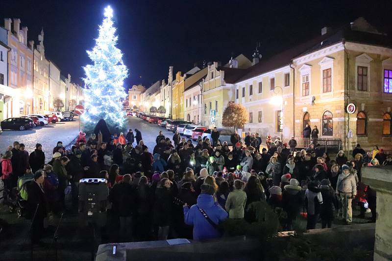 Česko zpívá koledy 2019 na náměstí v Netolicích.