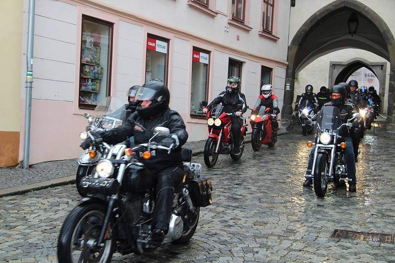 Prachatičtí motorkáři zahájili sezonu 1. Jarní jízdou. Vyjeli z Velkého náměstí Dolní branou.