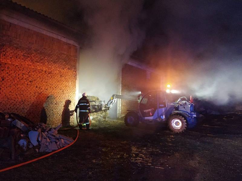 Požár uskladněné slámy zaměstnával hasiče celou noc.