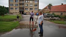 Tři domy, ve kterých počítají majitelé škody,  vytopené sklepy, podmáčené trávníky a nepořádek. To všechno za sebou nechala voda, která protekla obcí Chlumany na Prachaticku v sobotu 22. června.