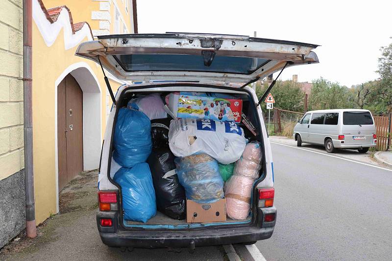 Chrobolští hasiči přispěchali s materiální pomocí pro Lenoru. Foto: Deník/Barbora Vaníčková