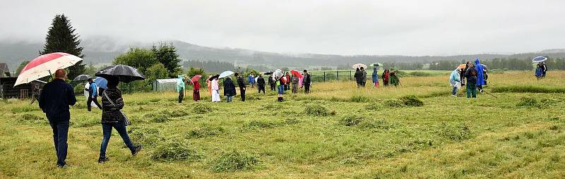 Ve Volarech se sešli sekáči při tradiční soutěži v kosení trávy.