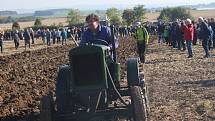 Setkání historické zemědělské techniky v Mahouši na Netolicku. K vidění bylo více než sto traktorů a desítky dalších historických strojů, vojenských vozidel. Nechyběla ani ukázka orby.