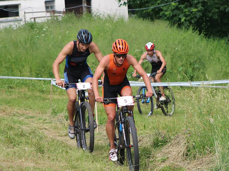 Mužský Short track přinesl skvělý závod s řadou dramatických soubojů na trati.