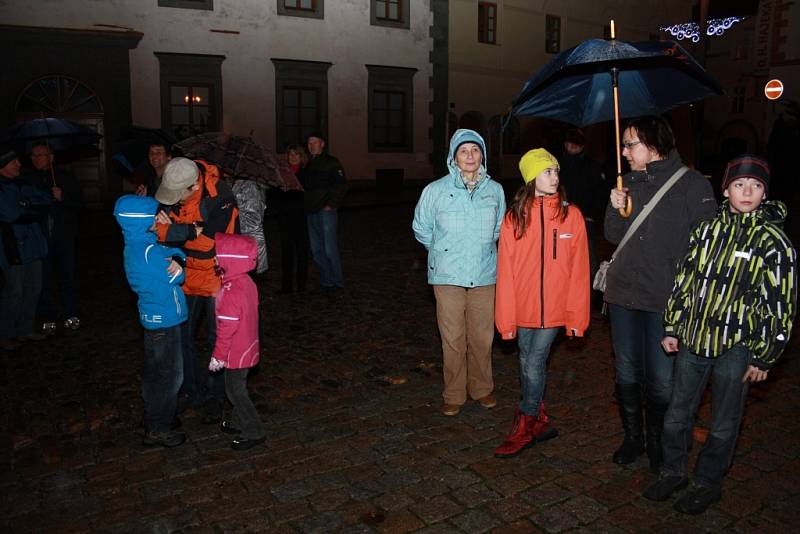 Ani při poslední adventní neděli nechybělo zapálení v pořadí čtvrté svíčky na adventním věnci na Velkém náměstí v Prachaticích. 