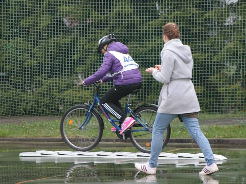 V Prachaticích se ve čtvrtek 5. května uskutečnilo okresní kolo soutěže mladých cyklistů. Ti museli zvládnout nejen jízdu na dopravním hřišti, ale také jízdu zručnosti, testy a zdravovědu.