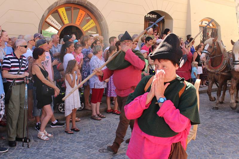 Kočár tažený koňmi přivezl na Velké náměstí Leonu Machálkovou. V průvodu se představili všichni účinkující.