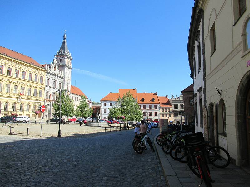 V Prachaticích od rána místní rozhlas hlásí opatření, která by lidé měli dodržovat. Roušky nasazuje asi polovina lidí především při nakupování. Izolovaní cizinci jsou vidět u ubytovny, když chodí kouřit ven.