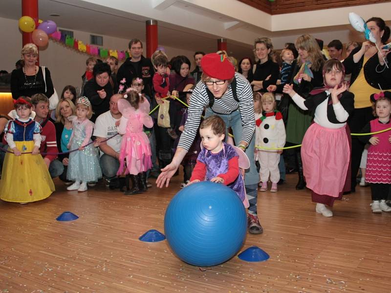 Sál Národního domu v Prachaticích se v neděli proměnil ve velký rej masek. DDM pro děti připravilo karneval. Pracovníci domečku se na dopoledne proměnili v klauny, pomáhalii dětem se soutěžemi i s tancem, ke kterému jim hrála skupina Peruť.