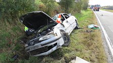 Řidič u Strunkovic nad Blanicí nezvládl jízdu, spadl s autem do stoky.
